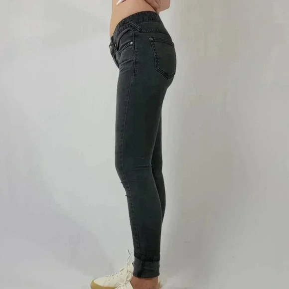 Free People LOW rise Girlfriend Black Skinny Jeans - 2 - Picture 7 of 11